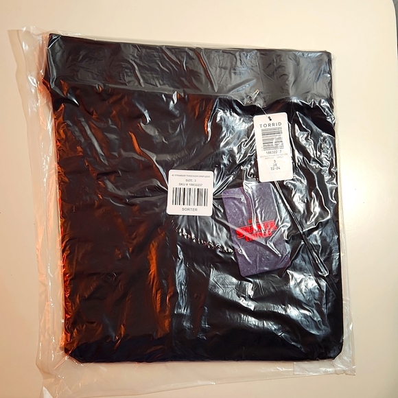 ♥️NWT VINTAGE TORRID LEGGING - DEMOGORGON STRANGER THINGS LEGGING PLUS SIZE - Picture 5 of 11